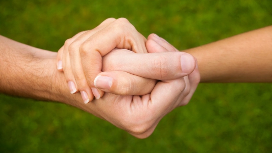 hand-hold-compromise-5-ways-to-avoid-relationship-problems-with-your-lover-by-healthista.com_.jpg